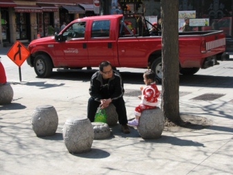 montreal chinatown resting stools